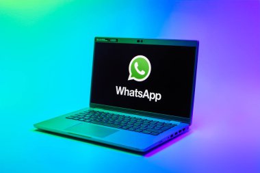 Prag, Çek Cumhuriyeti - 02 21 2025: yüzeyde WhatsApp logosunu gösteren dizüstü bilgisayar.