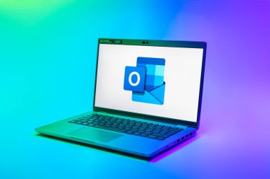 Prag, Çek Cumhuriyeti - 02 21 2025: Laptop Outlook logosunu gösteriyor.