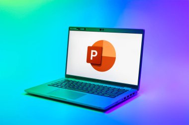 Prag, Çek Cumhuriyeti - 02 21 2025: Powerpoint logosunu gösteren dizüstü bilgisayar.