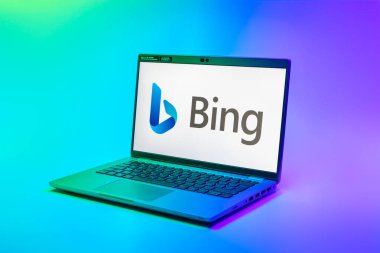 Prag, Çek Cumhuriyeti - 02 21 2025: Bing logosunu gösteren dizüstü bilgisayar.