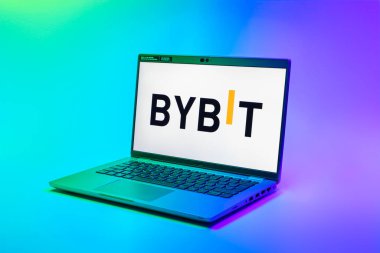 Prag, Çek Cumhuriyeti - 02 21 2025: Bybit logosunu gösteren dizüstü bilgisayar.