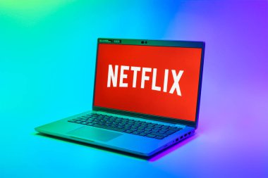 Prag, Çek Cumhuriyeti - 02 21 2025: Netflix logosunu gösteren dizüstü bilgisayar.