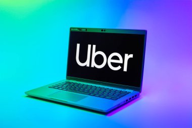 Prag, Çek Cumhuriyeti - 02 21 2025: Uber logosunu gösteren dizüstü bilgisayar.