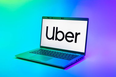Prag, Çek Cumhuriyeti - 02 21 2025: Uber logosunu gösteren dizüstü bilgisayar.