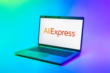 Prag, Çek Cumhuriyeti - 02 21 2025: AliExpress logosunu gösteren dizüstü bilgisayar.