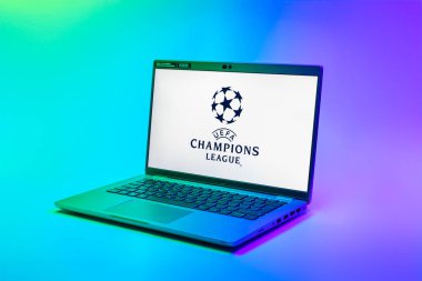 Prag, Çek Cumhuriyeti - 02 21 2025: Şampiyonlar Ligi logosunu gösteren dizüstü bilgisayar.