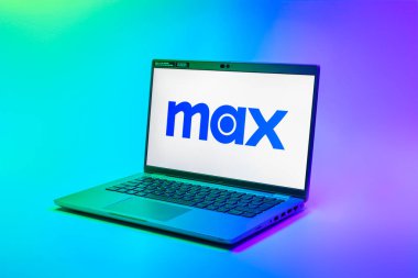 Prag, Çek Cumhuriyeti - 02-21-2025: Max logosunu gösteren dizüstü bilgisayar.