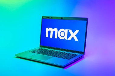 Prag, Çek Cumhuriyeti - 02-21-2025: Max logosunu gösteren dizüstü bilgisayar.