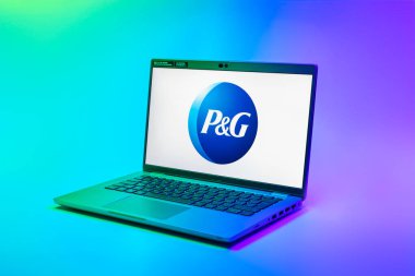 Prag, Çek Cumhuriyeti - 02 21 2025: Procter ve Gamble logosunu gösteren dizüstü bilgisayar.