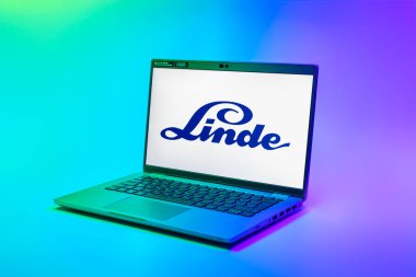 Prag, Çek Cumhuriyeti - 02 21 2025: Linde logosunu gösteren dizüstü bilgisayar.