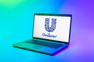 Prag, Çek Cumhuriyeti - 02 21 2025: Dizüstü bilgisayarda Unilever logosu görülüyor.