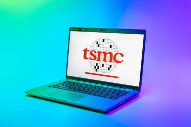 Prag, Çek Cumhuriyeti - 02 21 2025: TSMC logosunu gösteren dizüstü bilgisayar.