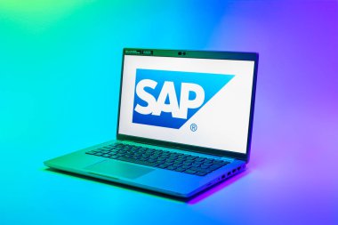 Prag, Çek Cumhuriyeti - 02 21 2025: SAP logosunu gösteren dizüstü bilgisayar.