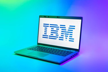 Prag, Çek Cumhuriyeti - 02 21 2025: Yüzeyde IBM logosu gösteren dizüstü bilgisayar.