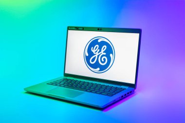 Prag, Çek Cumhuriyeti - 02 21 2025: Laptop yüzeyde Genel Elektrik logosunu gösteriyor.