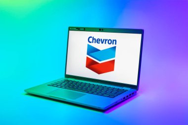 Prag, Çek Cumhuriyeti - 02 21 2025: Dizüstü bilgisayarda Chevron logosu görünüyor.