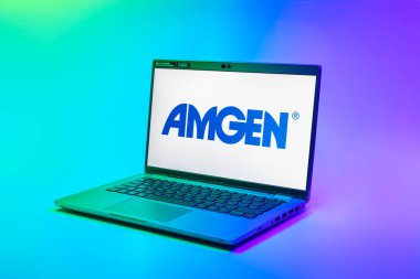 Prag, Çek Cumhuriyeti - 02 21 2025: Amgen logosunu gösteren dizüstü bilgisayar.