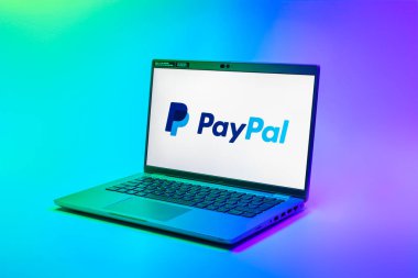 Prag, Çek Cumhuriyeti - 02 21 2025: PayPal logosunu gösteren dizüstü bilgisayar.