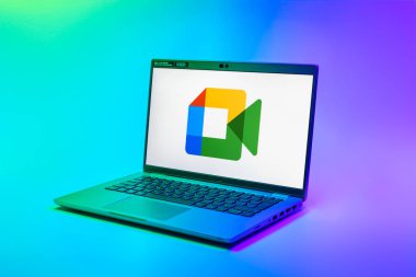 Prag, Çek Cumhuriyeti - 02 21 2025: Google Meet logosunu gösteren dizüstü bilgisayar.