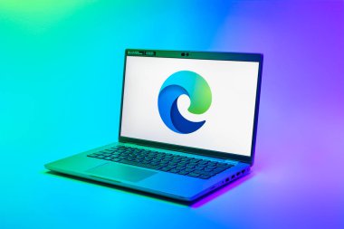 Prag, Çek Cumhuriyeti - 02 21 2025: Edge logosunu gösteren dizüstü bilgisayar.