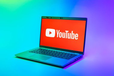 Prag, Çek Cumhuriyeti - 02 21 2025: Youtube logosunu gösteren dizüstü bilgisayar.