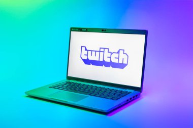 Prag, Çek Cumhuriyeti - 02 21 2025: Twitch logosunu gösteren dizüstü bilgisayar.