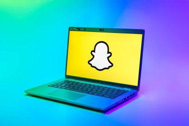 Prag, Çek Cumhuriyeti - 02 21 2025: Snapchat logosunu gösteren dizüstü bilgisayar.