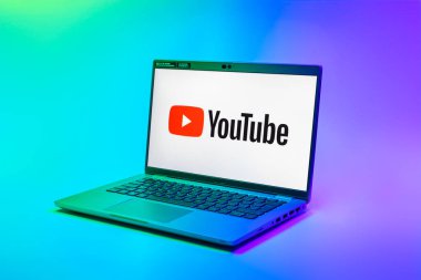 Prag, Çek Cumhuriyeti - 02 21 2025: Youtube logosunu gösteren dizüstü bilgisayar.