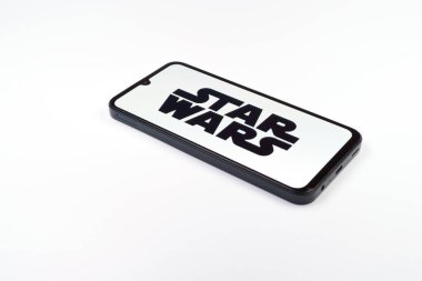 Prag, Çek Cumhuriyeti - 02 21 2025: Yıldız Savaşları logosunu gösteren dizüstü bilgisayar.