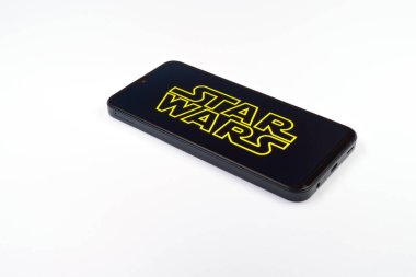 Prag, Çek Cumhuriyeti - 02 21 2025: Yıldız Savaşları logosunu gösteren dizüstü bilgisayar.