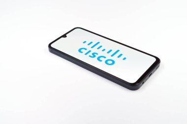 Prag, Çek Cumhuriyeti - 02 21 2025: Cisco logosunu gösteren dizüstü bilgisayar.