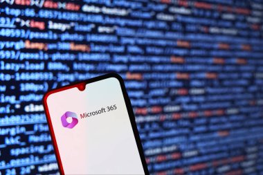 Prag, Çek Cumhuriyeti - 02 21 2025: Microsoft 365 logosunu gösteren dizüstü bilgisayar.