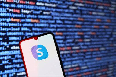 Prag, Çek Cumhuriyeti - 02 21 2025: Skype logosunu gösteren dizüstü bilgisayar.
