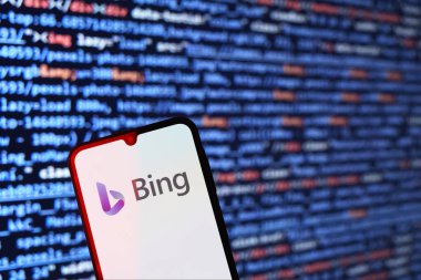 Prag, Çek Cumhuriyeti - 02 21 2025: Bing logosunu gösteren dizüstü bilgisayar.
