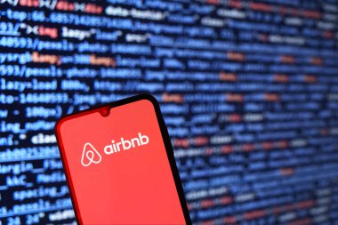Prag, Çek Cumhuriyeti - 02 21 2025: Airbnb logosunu gösteren dizüstü bilgisayar.
