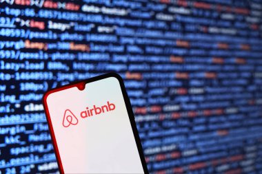 Prag, Çek Cumhuriyeti - 02 21 2025: Airbnb logosunu gösteren dizüstü bilgisayar.