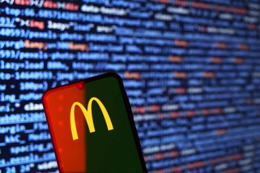 Prag, Çek Cumhuriyeti - 02 21 2025: McDonalds logosunu gösteren dizüstü bilgisayar.
