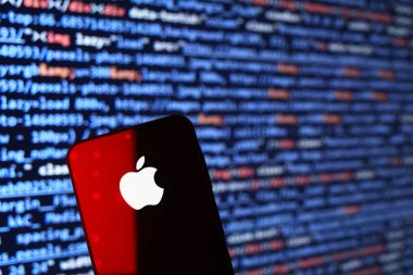 Prag, Çek Cumhuriyeti - 02 21 2025: Apple logosunu gösteren dizüstü bilgisayar.
