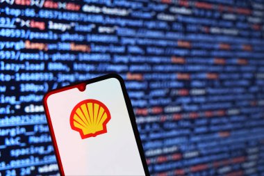 Prag, Çek Cumhuriyeti - 02 21 2025: Kabuk logosunu gösteren dizüstü bilgisayar.