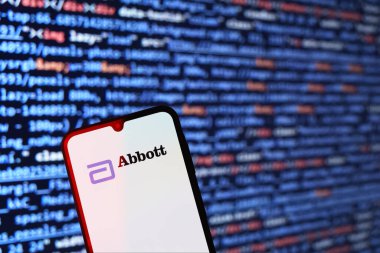 Prag, Çek Cumhuriyeti - 02 21 2025: Abbott Laboratuvarlarının logosunu gösteren dizüstü bilgisayar.