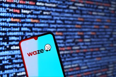 Prag, Çek Cumhuriyeti - 02 21 2025: Waze logosunu gösteren dizüstü bilgisayar.