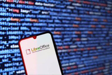 Prag, Çek Cumhuriyeti - 02 21 2025: LibreOffice logosunu gösteren dizüstü bilgisayar.