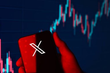 Prag, Çek Cumhuriyeti - 02 21 2025: X logosu gösteren dizüstü bilgisayar.