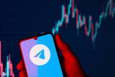 Prag, Çek Cumhuriyeti - 02 21 2025: Telegram logosunu gösteren dizüstü bilgisayar.