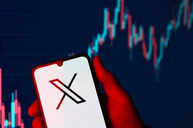 Prag, Çek Cumhuriyeti - 02 21 2025: X logosu gösteren dizüstü bilgisayar.