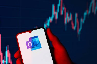 Prag, Çek Cumhuriyeti - 02 21 2025: Laptop Outlook logosunu gösteriyor.