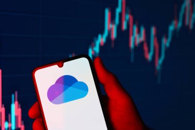 Prag, Çek Cumhuriyeti - 02 21 2025: Dizüstü bilgisayarda OneDrive logosu görünüyor.