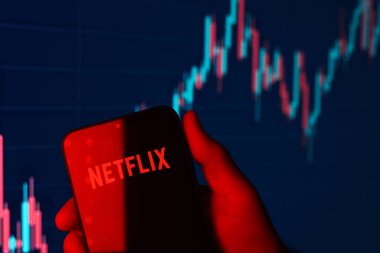 Prag, Çek Cumhuriyeti - 02 21 2025: Netflix logosunu gösteren dizüstü bilgisayar.