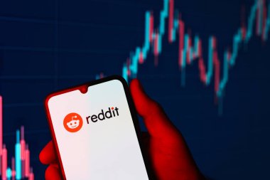 Prag, Çek Cumhuriyeti - 02 21 2025: Reddit logosunu gösteren dizüstü bilgisayar.