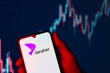 Prag, Çek Cumhuriyeti - 02 21 2025: Amgen logosunu gösteren dizüstü bilgisayar.